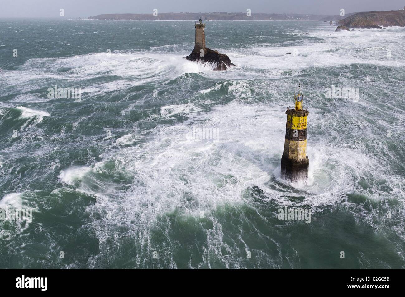 Photo De Phare En Pleine Tempete Finistere Mer d'Iroise 8 février 2014 Grande-Bretagne phare en pleine  tempête tempête au cours de Ruth la vieille plaque phare et balise (vue  aérienne Photo Stock - Alamy