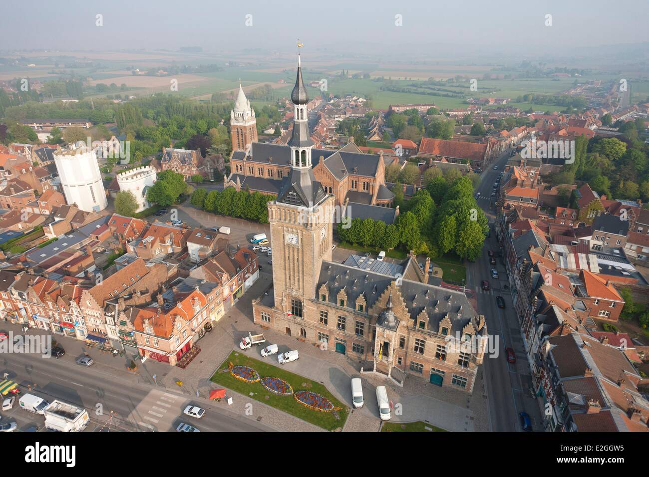 France Nord Bailleul église Saint Vaast et beffroi de l'hôtel de ville classée au Patrimoine Mondial de l'UNESCO (vue aérienne) Banque D'Images