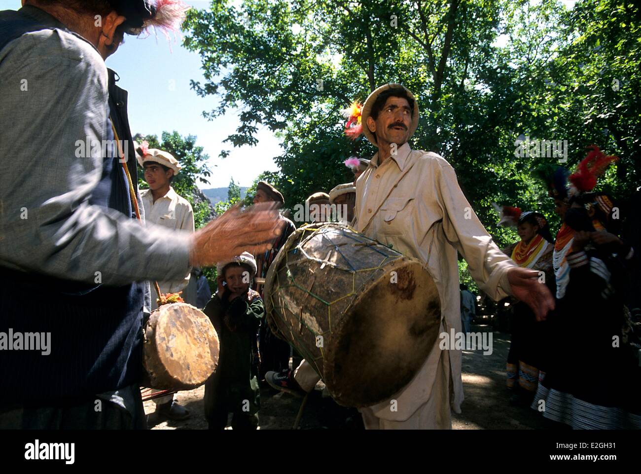 Le Pakistan Khyber Pakhtunkhwa vallées Kalash Kalash valley Bumburet battre les tambours traditionnels dau plus grand et regarder petit tambour en forme de sablier seuls les instruments qui accompagnent les chants et danses Kalash célébrations de Joshi spring festival Banque D'Images