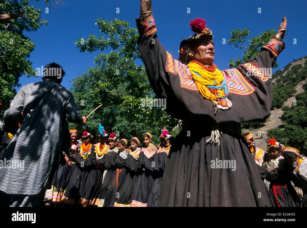 Le Pakistan Khyber Pakhtunkhwa vallées Kalash Kalash valley Bumburet woman raising arms transcendé par deux jours de danses et chants de sons enivrants de fûts célébrations de Joshi spring festival Banque D'Images