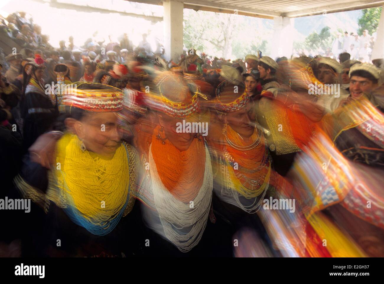 Vallées Kalash Khyber Pakhtunkhwa au Pakistan vallée Bumburet Batrik femmes Kalash village danser dans une transe collective dans ultimates heures de célébrations de Joshi spring festival deux jours de chants et danses dans la tradition Kalash unissant incantations Banque D'Images