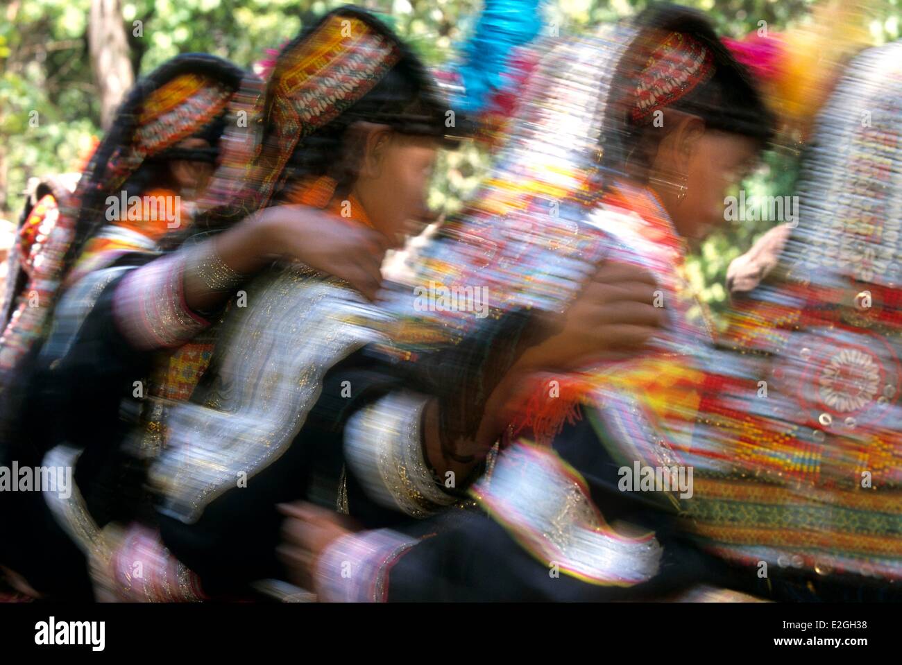 Le Pakistan Khyber Pakhtunkhwa vallées Kalash Kalash valley Bumburet femmes dansant dans une transe collective lors de célébrations de Joshi spring festival Banque D'Images