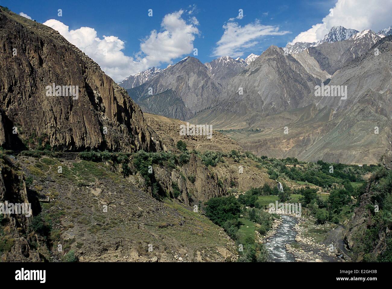 Vallées Kalash Khyber Pakhtunkhwa au Pakistan les vallées en aval de Rumbur et Bumburet où coule la rivière Kalash avec montagnes en arrière-plan de la vallée de Chitral Banque D'Images