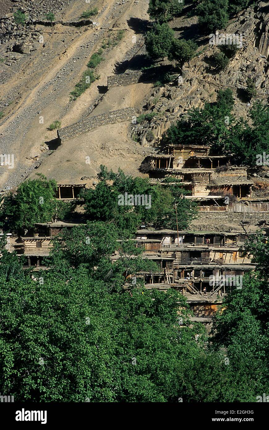 Vallées Kalash Khyber Pakhtunkhwa au Pakistan vallée Bumburet Krakal village (2 150 m) caché derrière de chenes et de mûriers Banque D'Images