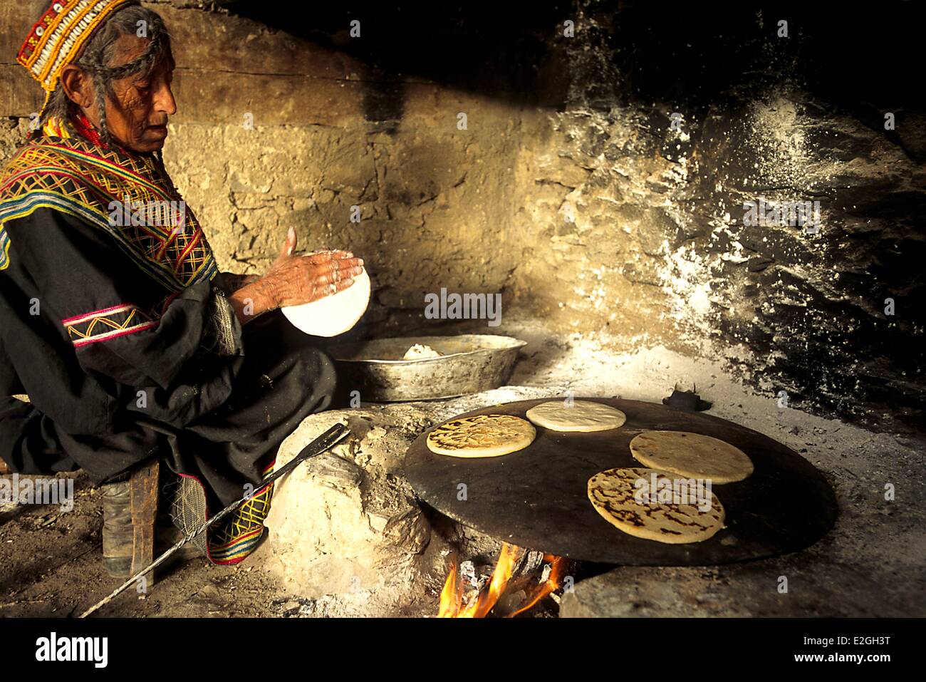 Le Pakistan Khyber Pakhtunkhwa vallées Kalash Kalash valley Bumburet Tatori cuisine grand-mère pain épais galettes faites de farine de maïs qui avec du riz sont la nourriture quotidienne de Kalash Banque D'Images