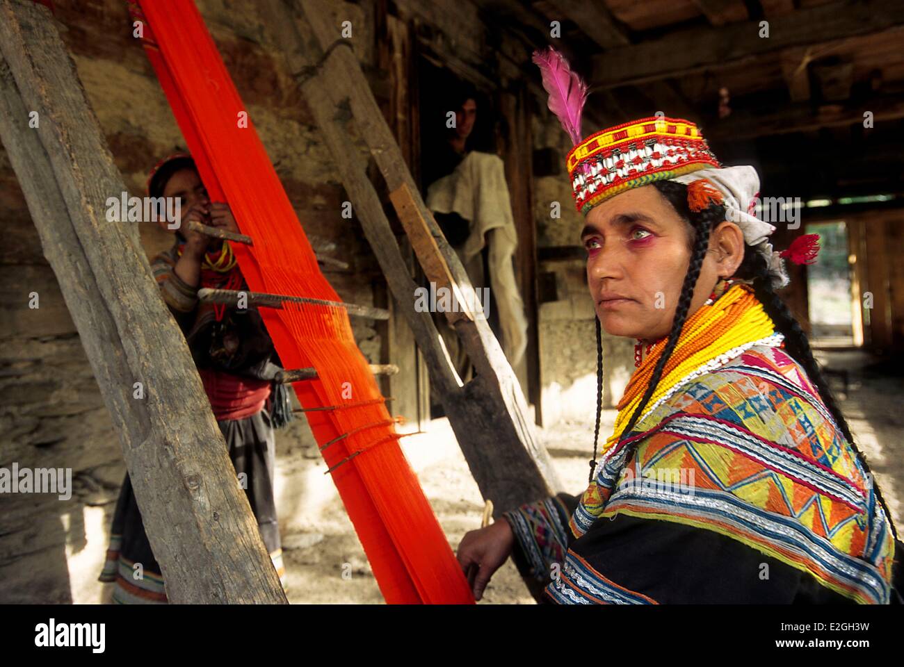 Le Pakistan Khyber Pakhtunkhwa vallées Kalash Kalash valley Bumburet femme travaillant sur son métier à tisser tissage de laine de la courroie d'environ 6 mètres de longueur de bande qui aident à maintenir la forme et l'ajuster la longueur de leurs robes Banque D'Images
