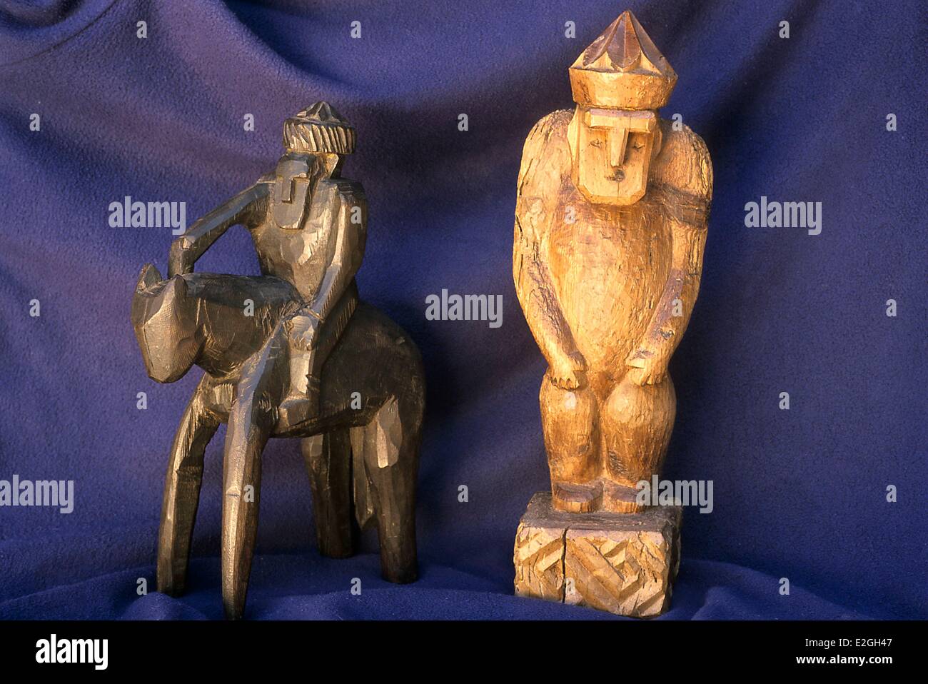 Vallées Kalash Khyber Pakhtunkhwa au Pakistan vallée deux Gundurik Bumburet petite statue funéraire en bois représentant une Kalache guerrier de haut rang et d'un grand homme Banque D'Images