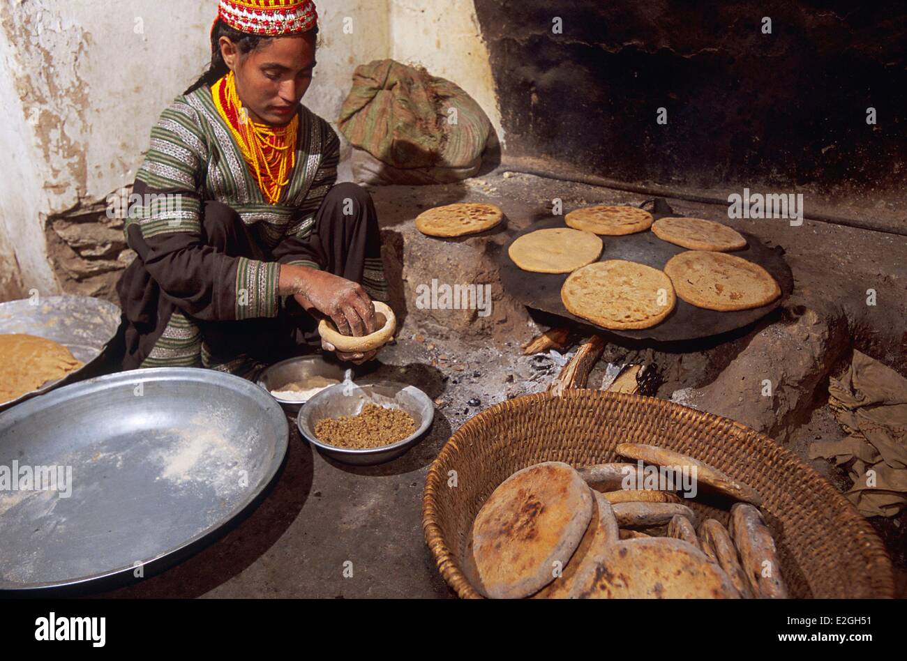 Le Pakistan Khyber Pakhtunkhwa vallées Kalash Kalash valley Bumburet femme préparant pour Goshnik Aou, farine de blé galettes avec noix concassées Banque D'Images