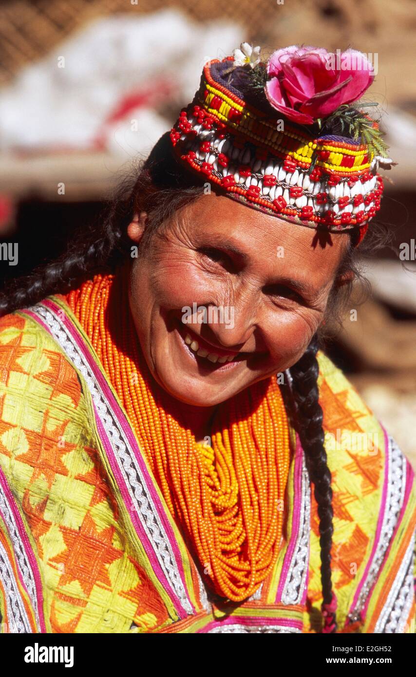 Le Pakistan Khyber Pakhtunkhwa vallées Kalash Kalash valley Bumburet woman smiling avec une fleur sur son Shushut la coiffure traditionnelle des femmes Banque D'Images