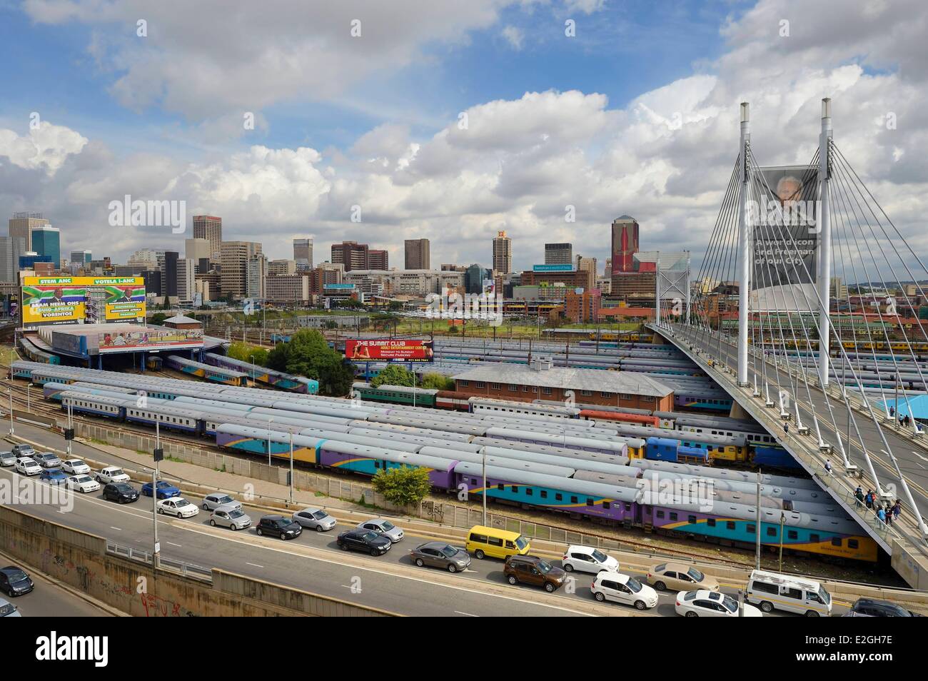 L'Afrique du Sud la province de Gauteng Johannesburg Nelson Mandela bridge plus de wagons de train, à Park Station et Johannesburg CBD (Central Business District) vu district de Braamfontein Banque D'Images