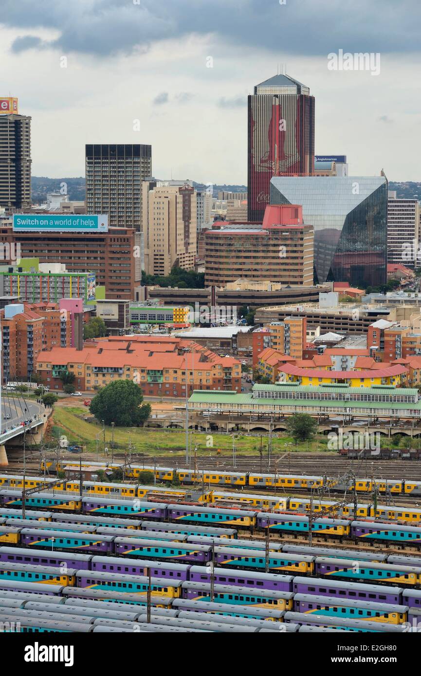 L'Afrique du Sud la province de Gauteng Johannesburg colourfull wagons de train, à Park Station et Johannesburg CBD en arrière-plan vu district de Braamfontein Banque D'Images