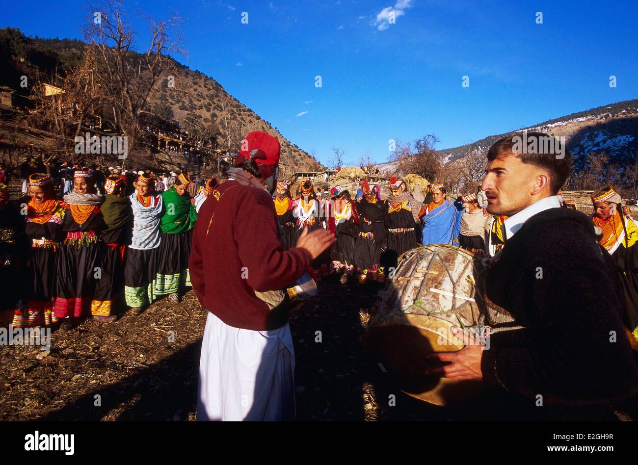 Vallées Kalash Khyber Pakhtunkhwa au Pakistan Bumburet Anish vallée village (1880m) en procession délégations chaque village de trois vallées Kalash arriver chante et danse festival Han Salik inauguration de renouvellement de leur salle de cérémonie Banque D'Images