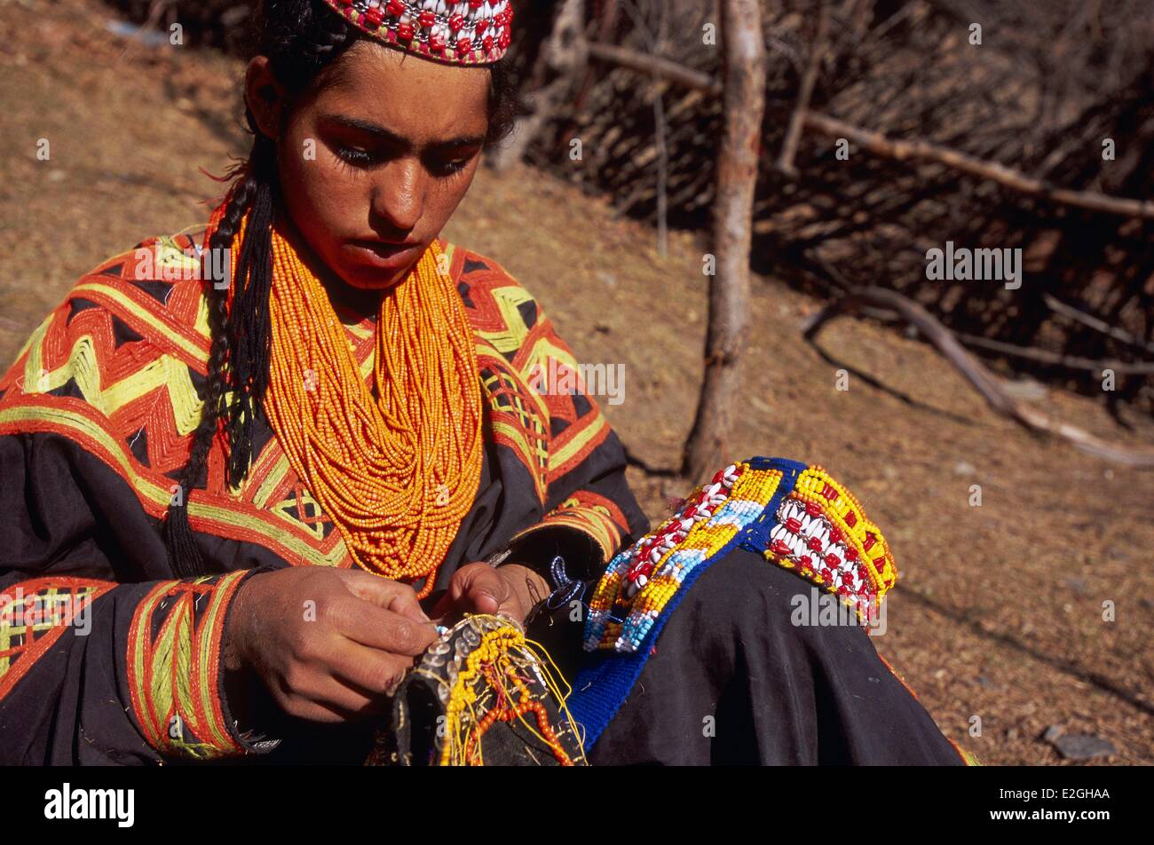 Le Pakistan Khyber Pakhtunkhwa vallées Kalash Kalash valley Bumburet femme constituant une Shushut la coiffure traditionnelle des femmes autour de la tête et se termine par un long retour vers le bas de la bande ornée de boutons perles et cauris précieux garantissant à la fécondité Banque D'Images