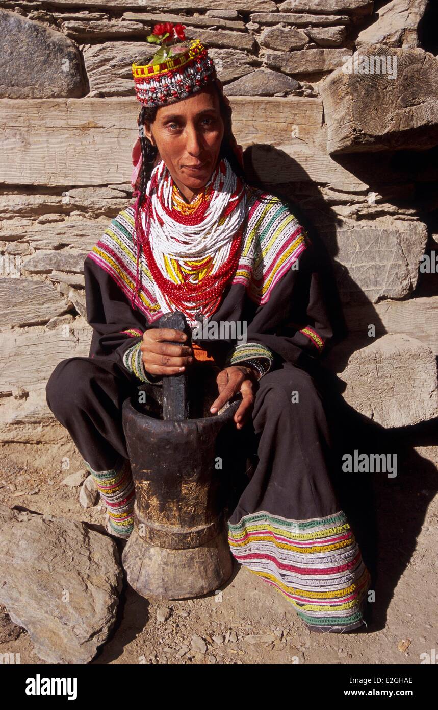 Le Pakistan Khyber Pakhtunkhwa vallées Kalash Kalash valley Bumburet noix écrasant femme avec un mortier et pilon Banque D'Images