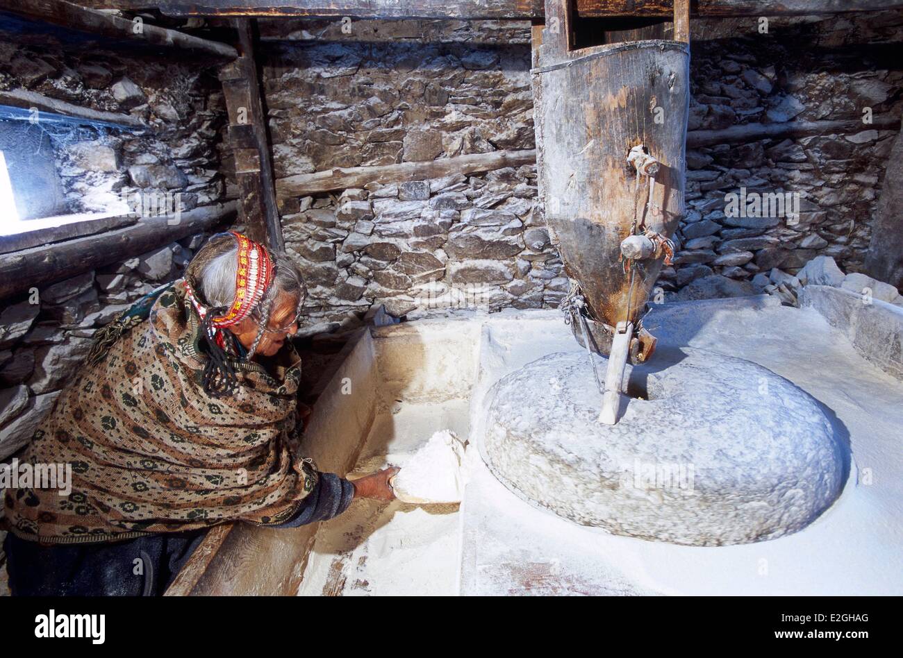 Vallées Kalash Khyber Pakhtunkhwa au Pakistan vallée Bumburet récupérer grand-mère à la farine de meule de moulin femmes viennent chaque jour pour moudre le maïs blé maïs parfois à base de galettes de pain qui sont essentielles de repas Kalash Banque D'Images