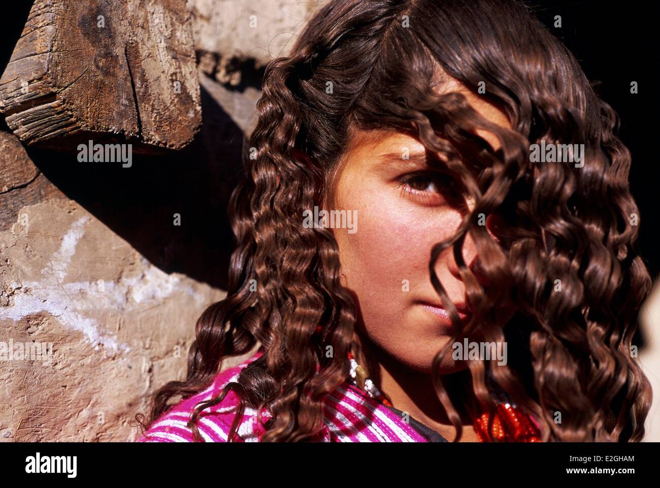 Vallées Kalash Khyber Pakhtunkhwa au Pakistan vallée Bumburet Kalash jeune fille qui vient d'annuler ses tresses Banque D'Images