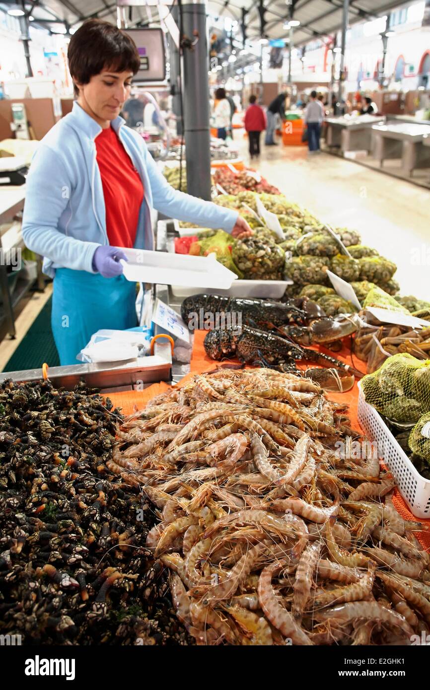 Le district de Faro Portugal Algarve Loule une vendeuse de crevettes et de cou d'oie bernache nonnette (Pollicipes pollicipes) at market Banque D'Images