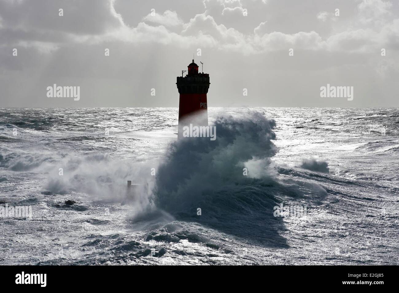 Finistere Mer d'Iroise Parc Naturel Régional d'Armorique (Parc Naturel Régional d'Armorique) Le Conquet les pierres Noires pendant une tempête phare Ruth 8 février 2014 (vue aérienne) Banque D'Images