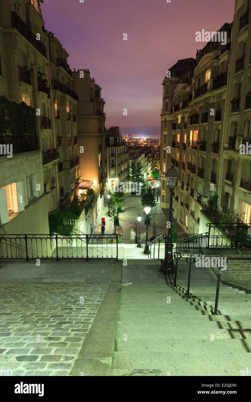 France Paris Montmartre escaliers derrière avec le stade de france en vue lointaine Banque D'Images