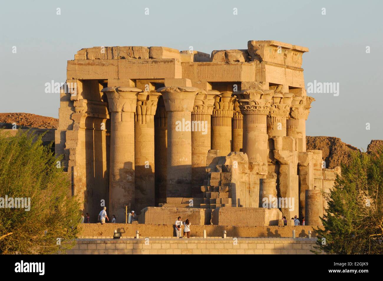 La Haute Egypte Egypte Kom Ombo temple dédié à deux dieux : dieu faucon Haroeris Horus ou vieux et dieu crocodile Sobek vue extérieure au coucher du soleil Banque D'Images