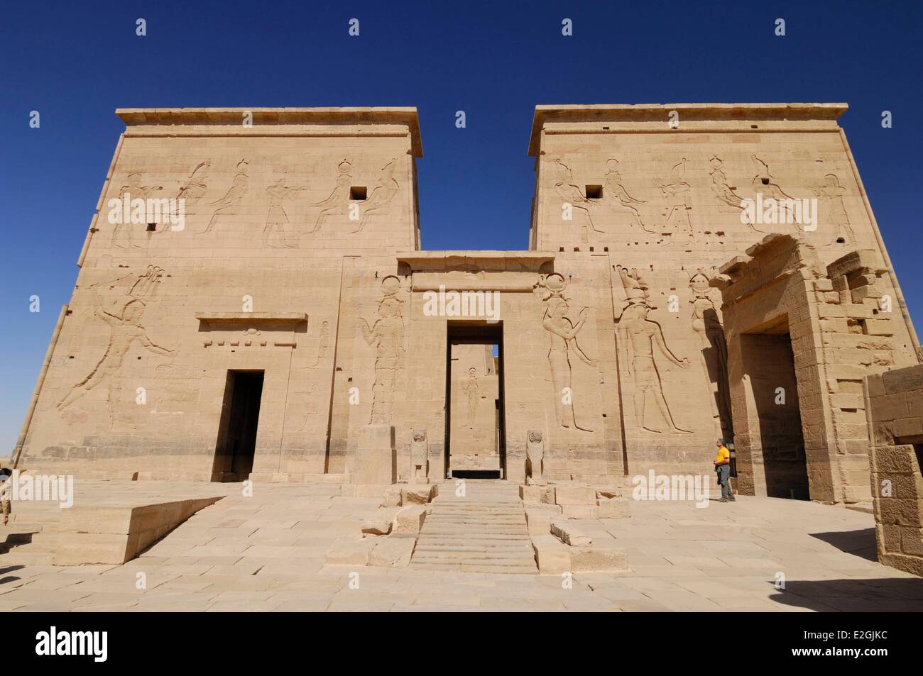La Haute Egypte Egypte Temple de Philae Philae inscrite au Patrimoine Mondial de l'UNESCO premier pylône menant au sanctuaire de la divine naissance Mammisi Banque D'Images