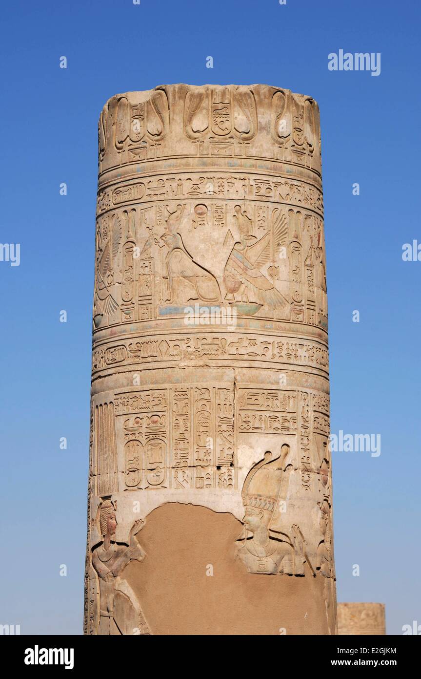 La Haute Egypte Egypte Kom Ombo temple dédié à deux dieux : dieu faucon Haroeris Horus ou vieux et dieu crocodile Sobek, pilier avec des bas-reliefs représentant Haroeris Banque D'Images