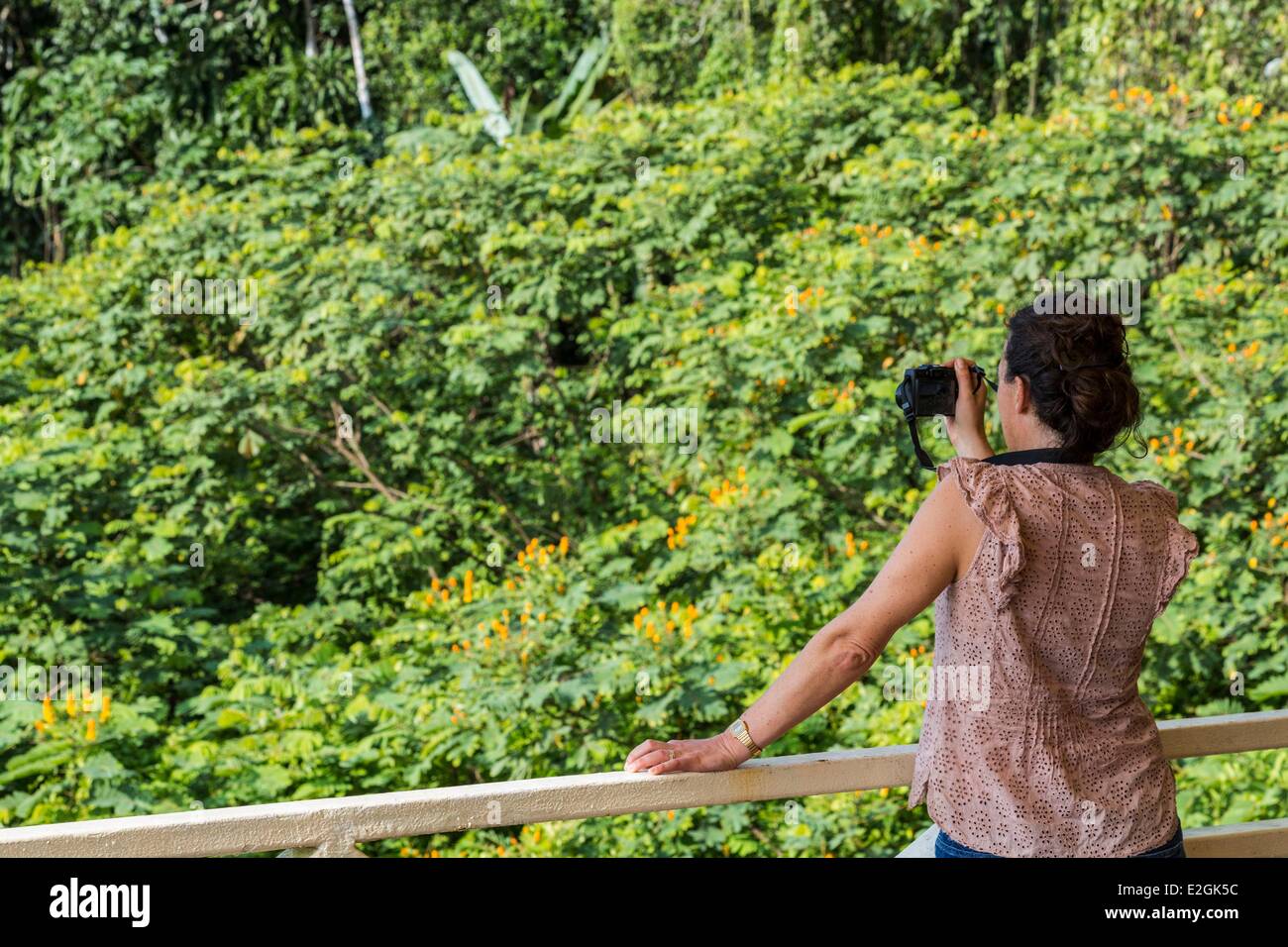 La bouche de la rivière Chagres Panama Gamboa et artificiel du lac Gatun (l'un des plus grands de monde) créés pendant la construction du canal de Panama View Restaurant Los Lagartos (Gamboa Rainforest Resort) Banque D'Images