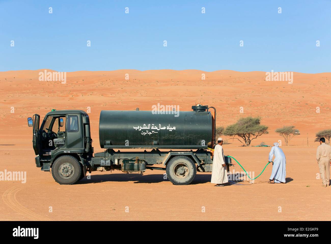 Sultanat d'Oman Frêne région Sharqiyyah désert Wahiba Aventure Equestre galops d'Oman ravitaillement pétrolier de l'eau Banque D'Images