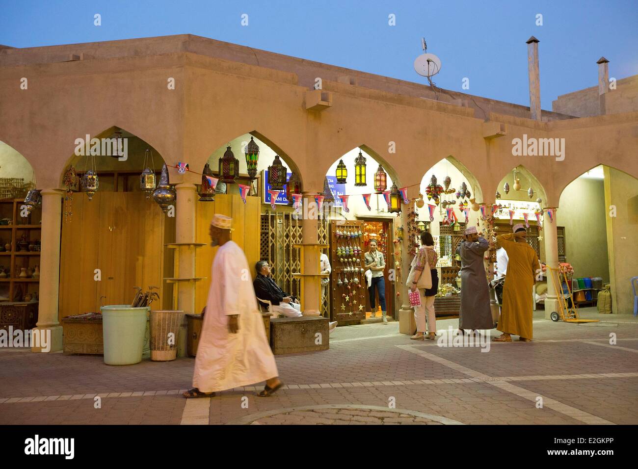 Sultanat d Oman annonce Dakhiliyah Nizwa montagnes Hajar occidental région artisans souk Banque D'Images