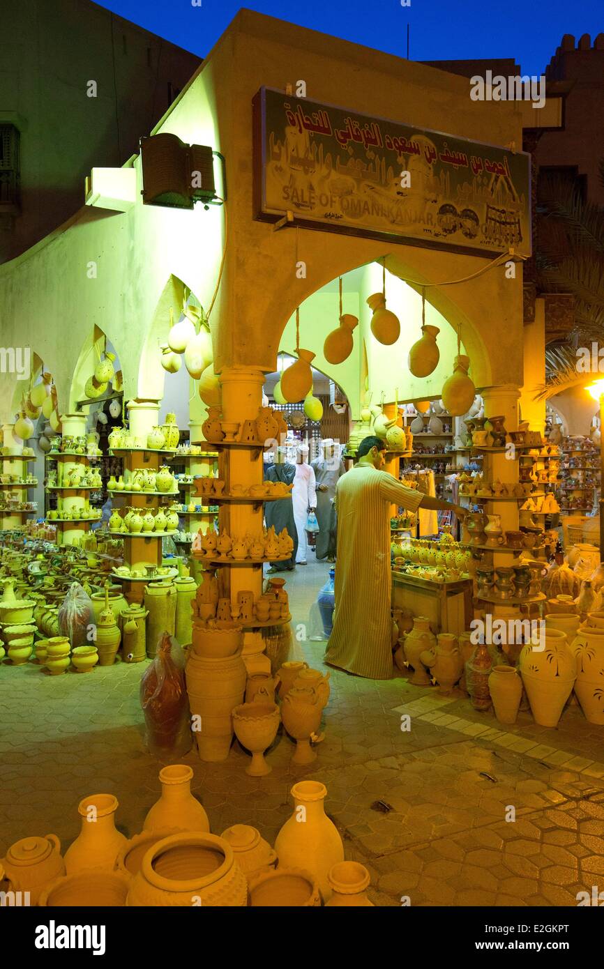 Sultanat d Oman annonce Dakhiliyah Nizwa montagnes Hajar occidental région artisans souk Banque D'Images