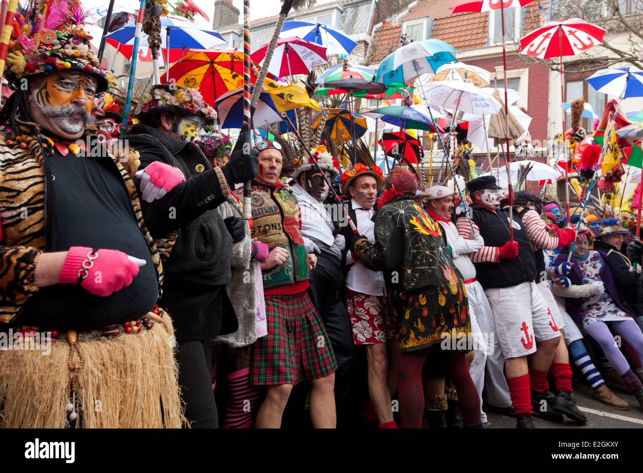 France Nord Côte d'Opale Dunkerque Malo Les Bains de Carnaval Carnaval de Dunkerque festivaliers faisant une cesser de chahuter et bousculent Banque D'Images