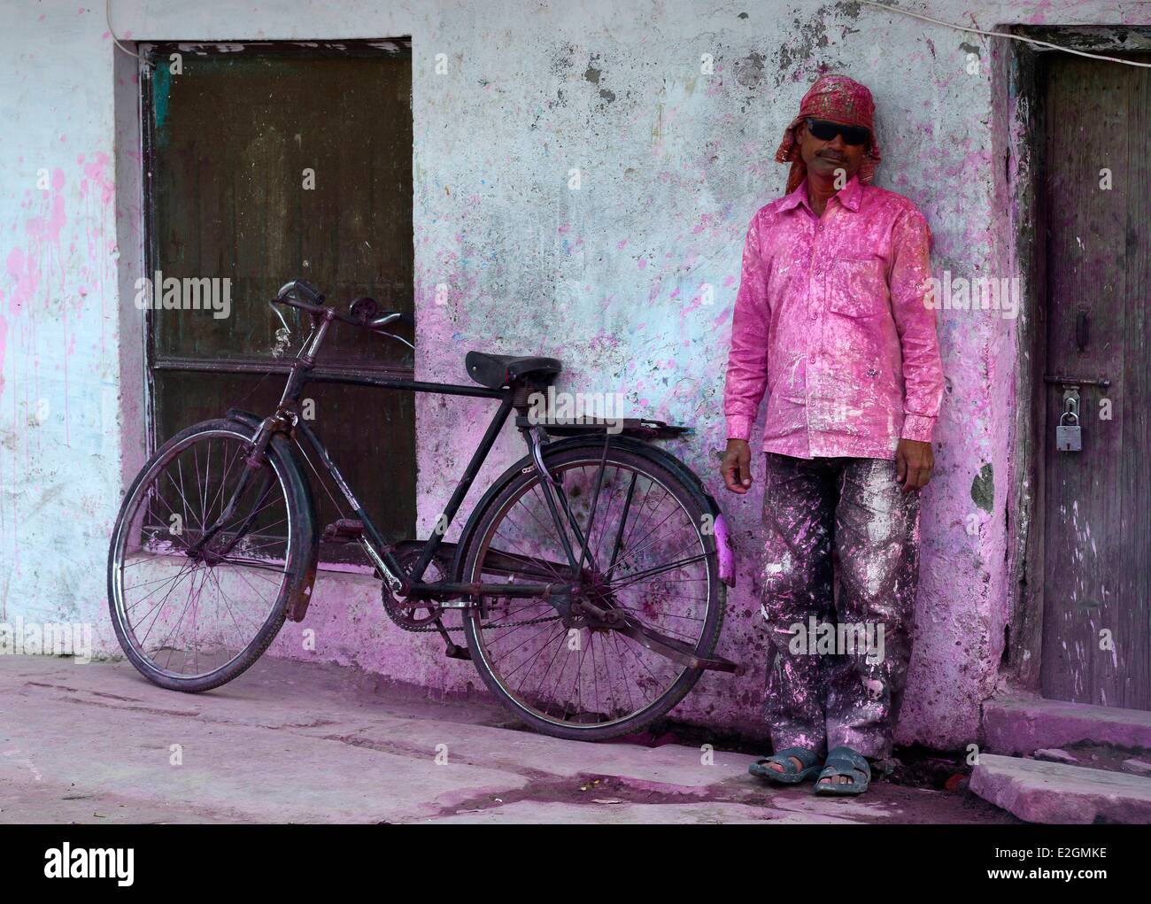 L'Inde Mathura Uttar Pradesh un homme reçu poudre de couleur pendant les célébrations du festival Holi Banque D'Images