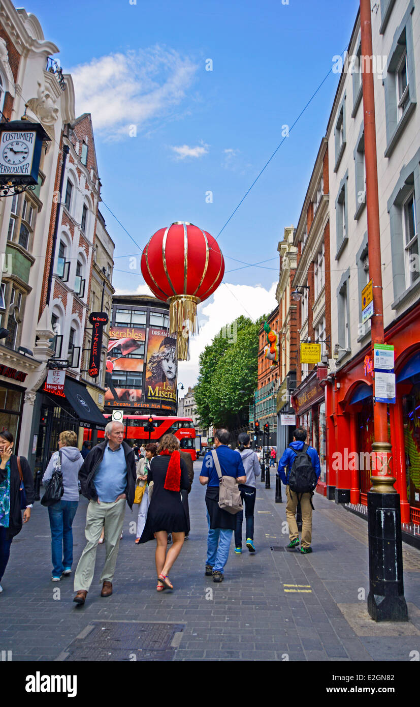 Vue sur Chinatown montrant suspendue grande lanterne, West End, City of Westminster, London, England, United Kingdom Banque D'Images