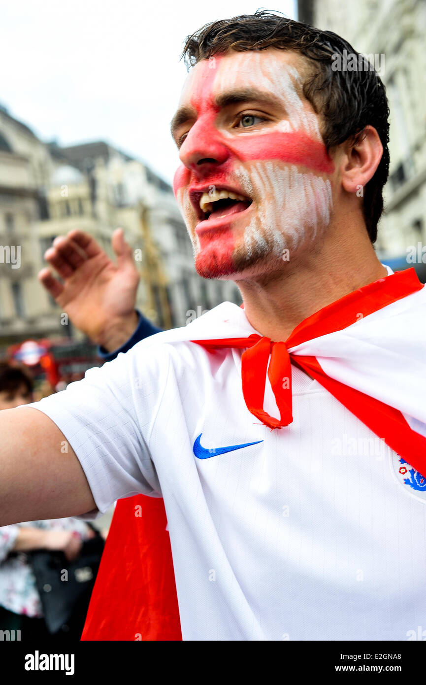 Londres, Royaume-Uni. 19 Juin, 2014. Fans de l'Angleterre, l'Uruguay et la Colombie soutenir leur équipe nationale dans Piccadilly Circus, Londres, Royaume-Uni 19 Juin 2014 Crédit : Giulia Fiori/Alamy Live News Banque D'Images