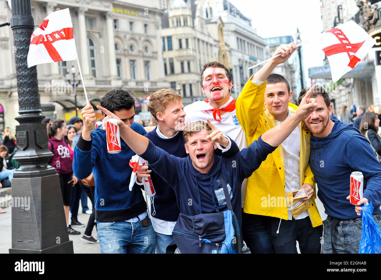 Londres, Royaume-Uni. 19 Juin, 2014. Fans de l'Angleterre, l'Uruguay et la Colombie soutenir leur équipe nationale dans Piccadilly Circus, Londres, Royaume-Uni 19 Juin 2014 Crédit : Giulia Fiori/Alamy Live News Banque D'Images