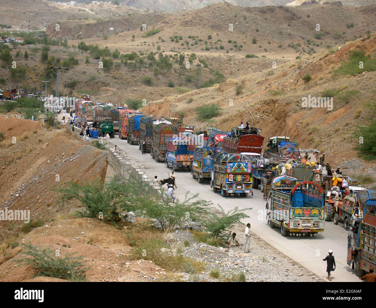 Bannu, Pakistan. 19 Juin, 2014. Ligne de véhicules à un poste de contrôle de sécurité, lorsqu'ils arrivent dans le nord-ouest du Pakistan Bannu le 19 juin 2014. Les civils sont en streaming d'une zone tribale pakistanaise dans une double exode en avant d'un assaut au sol prévu contre les militants talibans. Credit : Stringer/Xinhua/Alamy Live News Banque D'Images