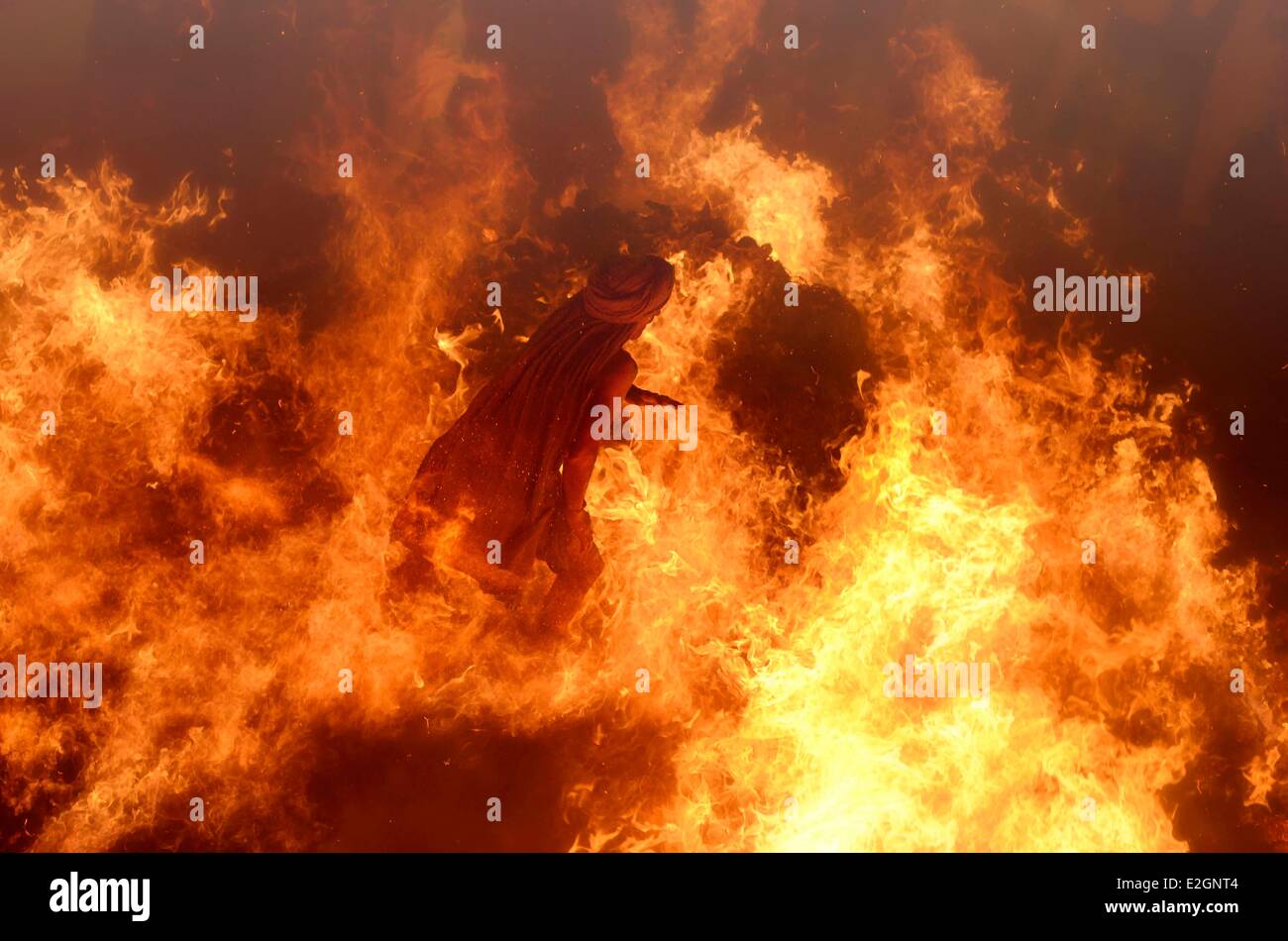 État de l'Uttar Pradesh en Inde un homme sage traverse pieds nus un grand feu dont il sort indemne Banque D'Images