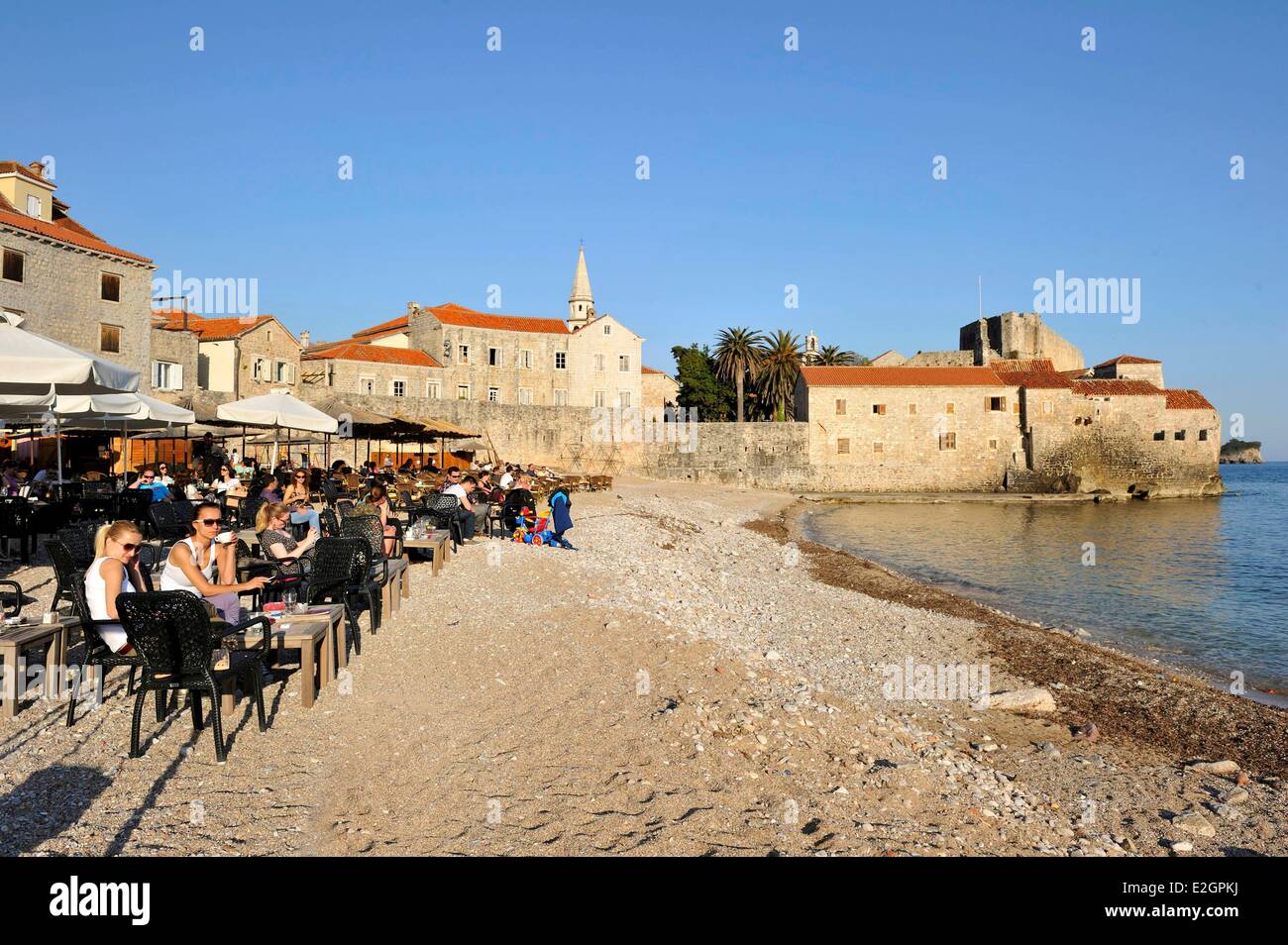 Monténégro côte Adriatique vieille ville de Budva café terrasse sur plage Banque D'Images