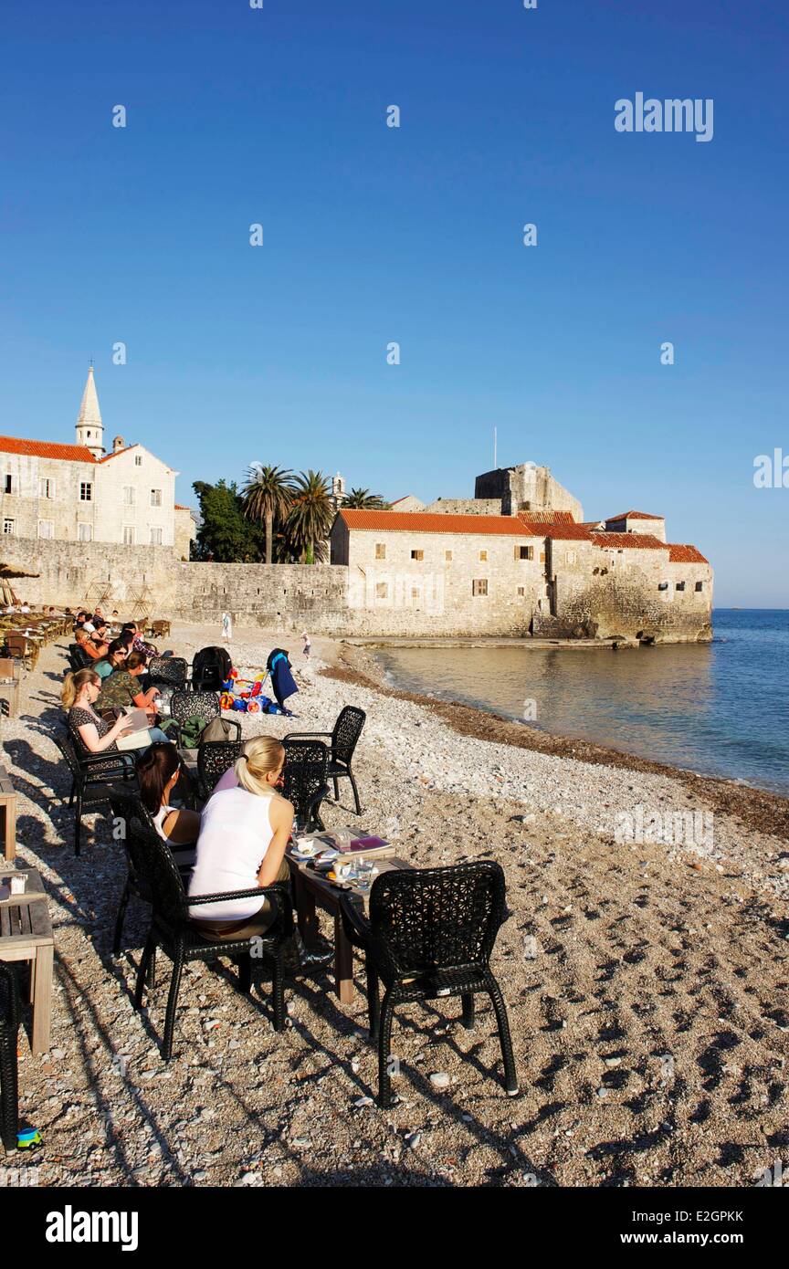 Monténégro côte Adriatique vieille ville de Budva café terrasse sur plage Banque D'Images