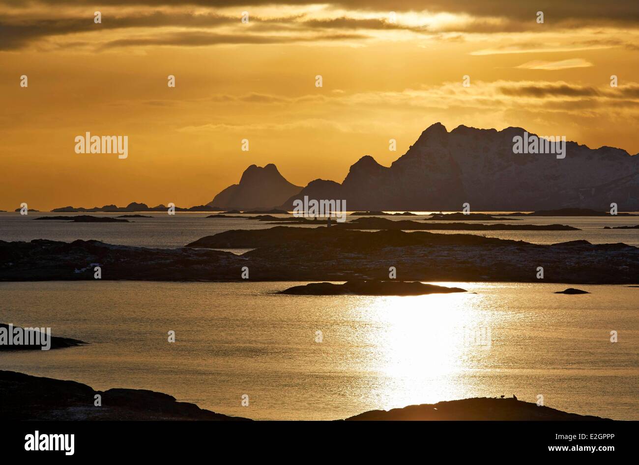 La Norvège Lofoten, lever du soleil sur les montagnes Vestvagoya Banque D'Images