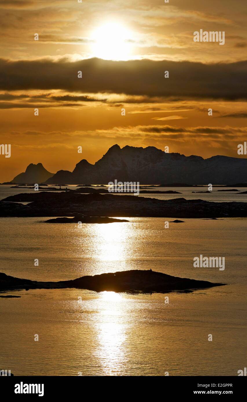 La Norvège Lofoten, lever du soleil sur les montagnes Vestvagoya Banque D'Images