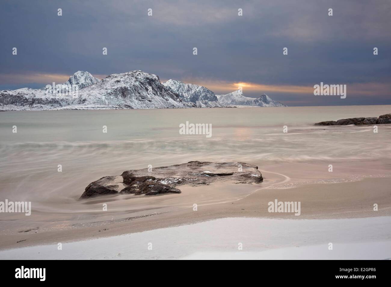 La Norvège Lofoten, Vestvagoya sunrise sur Haukland beach en hiver Banque D'Images