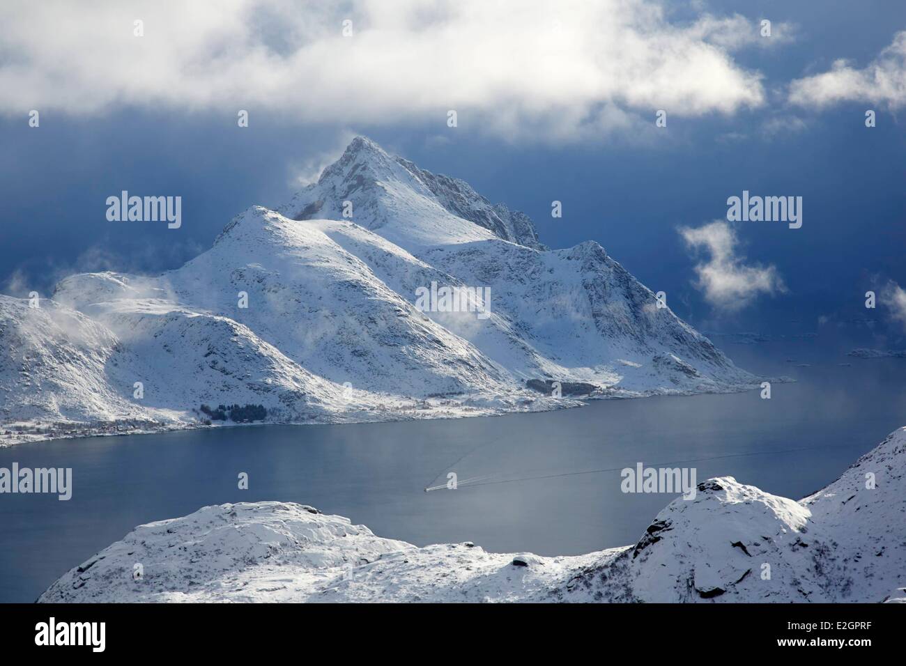 La Norvège Lofoten, Vestvagoya sommet Skottinden en hiver Banque D'Images