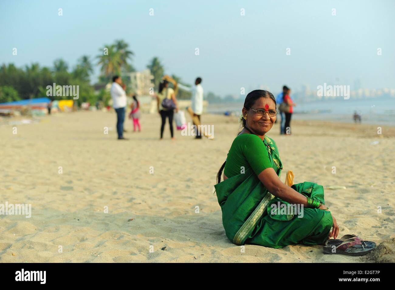 L'état de Maharashtra en Inde Mumbai Chowpatty beach portrait de femme indienne en sari vert Banque D'Images