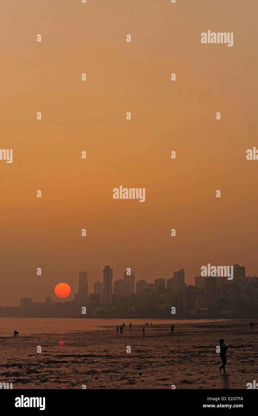 L'état de Maharashtra en Inde Mumbai Chowpatty beach sunset avec soleil rouge qui descendait sous skyline Banque D'Images