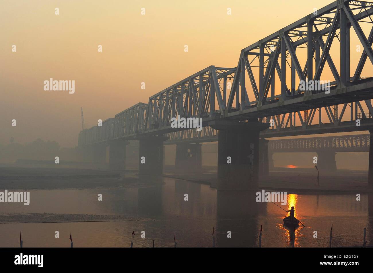 L'Inde dans l'état du Bihar Patna Sonepur Sonepur Mela le bétail fait (la plus grande en Asie) sunrise over bridge et Gandak Banque D'Images