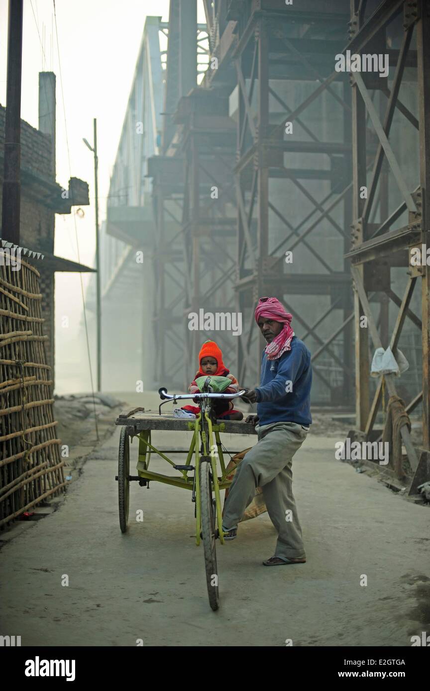 L'Inde dans l'état du Bihar Patna Sonepur Sonepur Mela le bétail fait (la plus grande en Asie) Père et fils avec tricycle aller au marché Banque D'Images