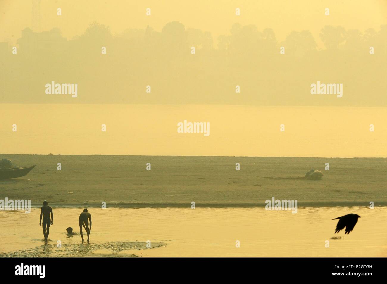 L'Inde dans l'état du Bihar Patna Sonepur Sonepur Mela le bétail fait (la plus grande en Asie) les hommes en baignoire dans Gandak au lever du soleil Banque D'Images