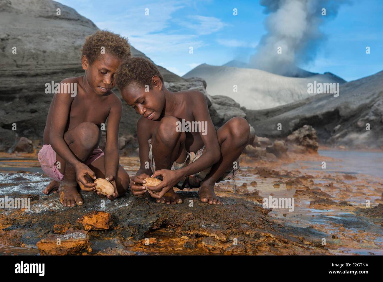 La Papouasie-Nouvelle-Guinée Archipel de Bismarck péninsule de Gazelle New Britain Island East New Britain Province Rabaul enfants dans la cuisine oeufs dans hot springs en face du volcan Tavurvur Banque D'Images
