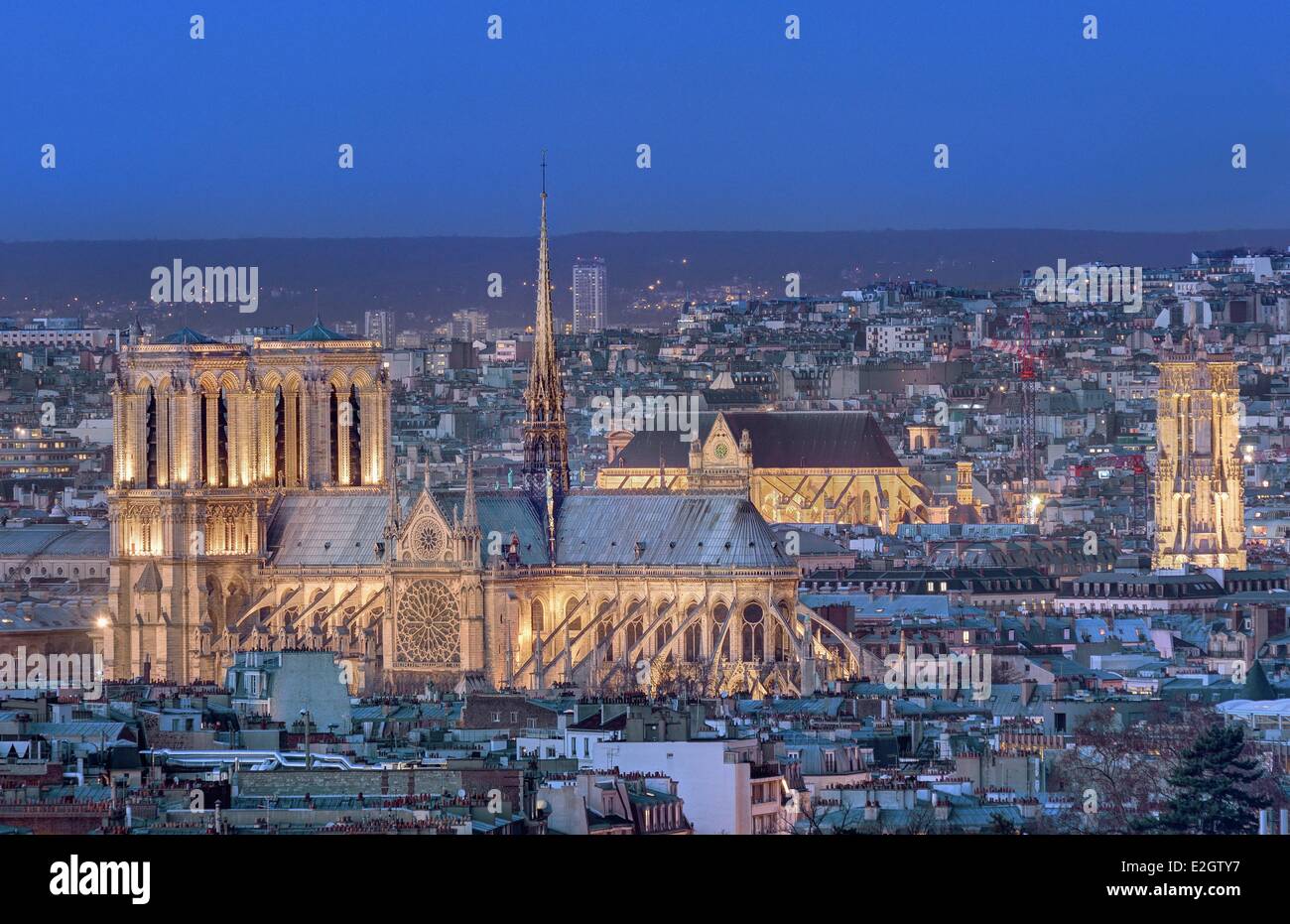 France Paris La Cathédrale de Notre Dame et de la tour Saint Jacques à l'église Saint-Eustache en arrière-plan Banque D'Images